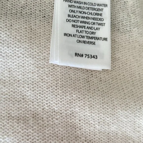 NWT TAHARI 100% 2- PLY CASHMERE Sweater Whole Cut Sleeve V- Neck Pearl Large - Picture 4 of 5